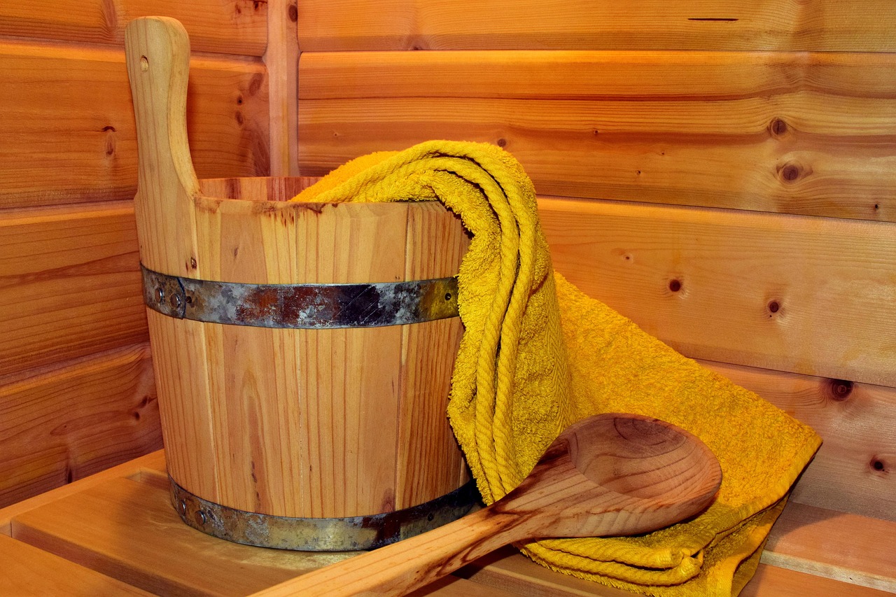 Mensen ontspannen in een houten buitensauna. Mensen ontspannen in een houten buitensauna.