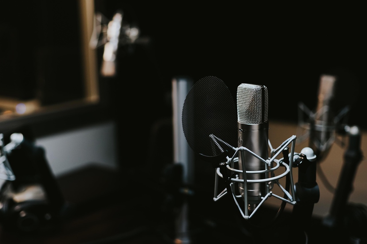 AI-gestuurde microfoon in moderne podcastomgeving. AI-gestuurde microfoon in moderne podcastomgeving.
