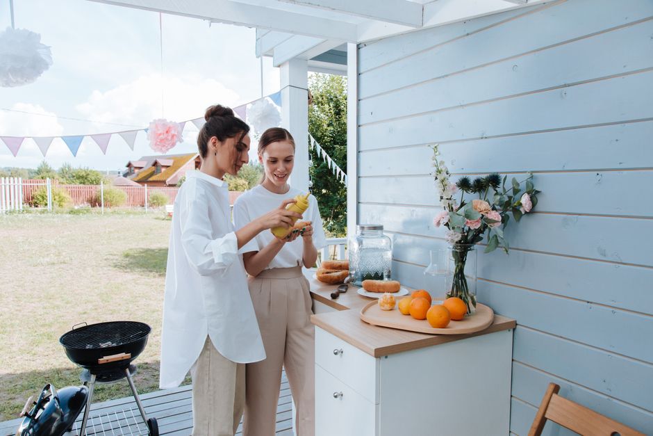 Luxueuze buitenkeuken met geïntegreerde barbecue en bar.