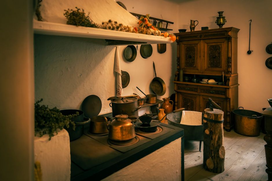 Gezellige keukenhoek met rustieke houten tafel.