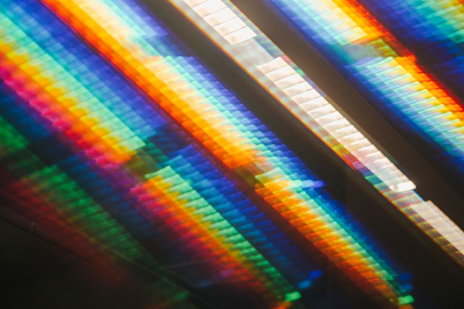 Slaapkamer met subtiele regenboogverlichting voor rust. Slaapkamer met subtiele regenboogverlichting voor rust.