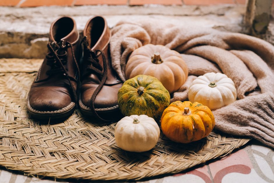 Oranje kussens op een herfstklaar interieur. Oranje kussens op een herfstklaar interieur.