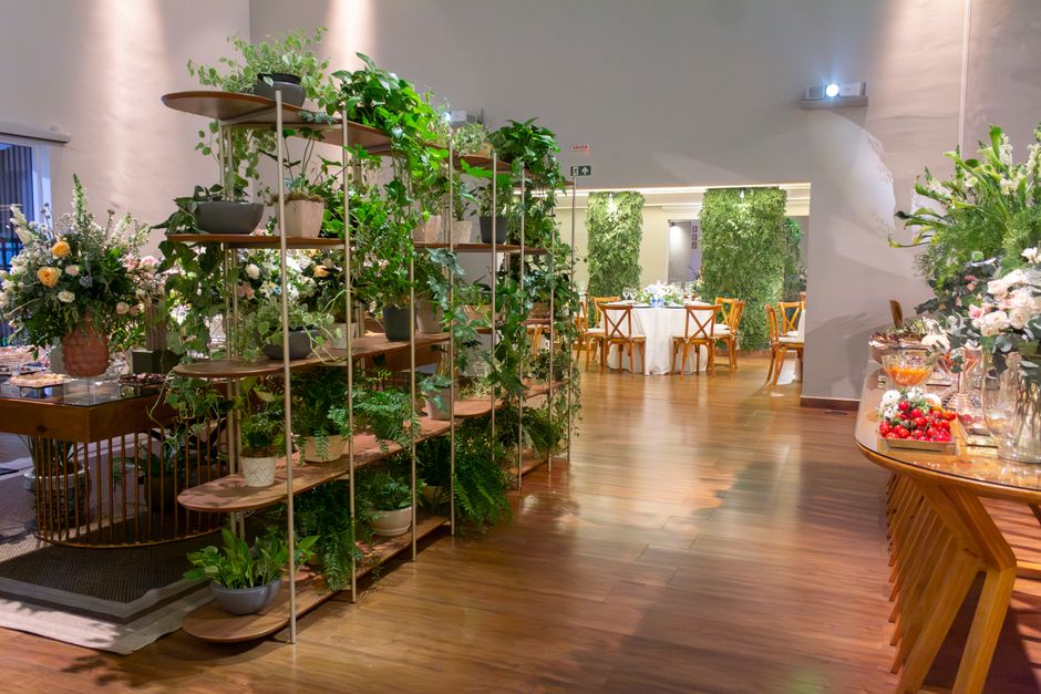 Decoratief kamerscherm met tropische plantenmotieven. Decoratief kamerscherm met tropische plantenmotieven.