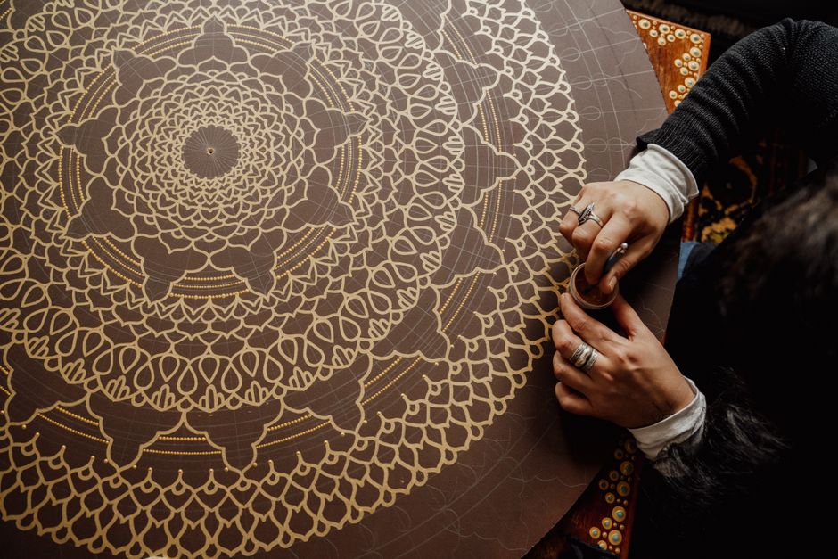 Spiritueel mandala ontwerp tegen zonnige muur.