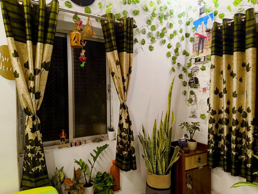 Slaapkamer met botanisch geprinte gordijnen.