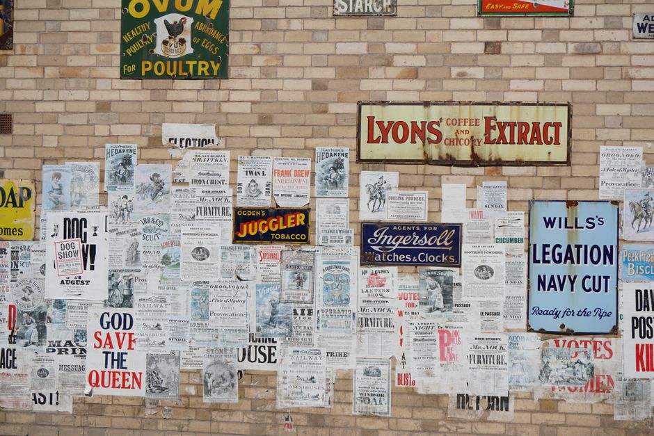 Vintage herfstposters in warme, nostalgische tinten. Vintage herfstposters in warme, nostalgische tinten.
